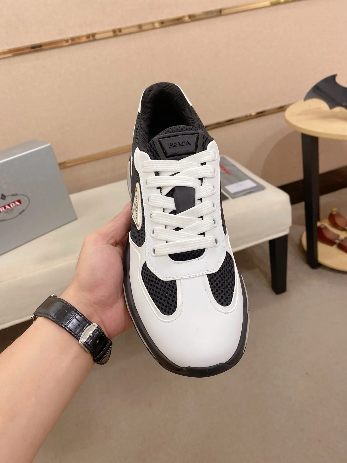 Factory price 660💰 ✔️✔️✔️High version High-quality new PRADA (Prada) counters are on the market at the same time, new men's shoes, 😘fabrics imported first-layer cowhide and mesh fabrics, purely handmade. Lining: Full cowhide lining. 👍🏿 High-end ☄️ air-cushion molded anti-slip rubber outsole, exquisite lines, simple and elegant, comfortable and high-end for leisure travel. Code number: 38 to 45